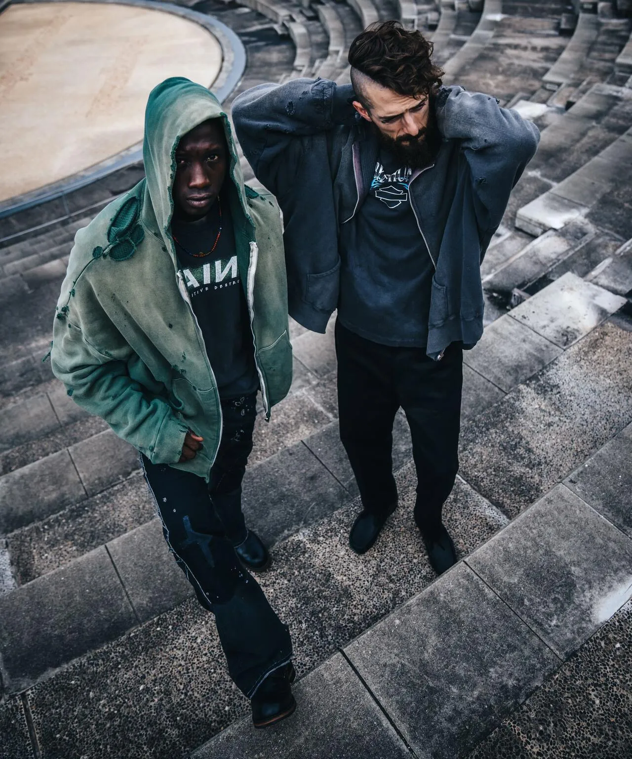 SAINT Mxxxxxx DBL FACE ZIP UP HOODIE/GREEN Double-layer destroyed waffle zipper jacket, washed green S-XL, a style that has been used in the summer. After continuous fine polishing, it has finally been shipped. The finished product is simply a work of art. Super heavy washing and distressing. Multiple water fades. Excessive hand-made wormhole destruction processing. Deconstruction and reorganization embroidery technology. Custom-made zippers with LOGO. The color details of the zipper webbing are also correct. Original grade fruit main label and wash water label. Top purchasing grade. A layer of waffle fabric is added to the inner lining to make the overall texture stronger and increase the comfort and warmth of the wearer.